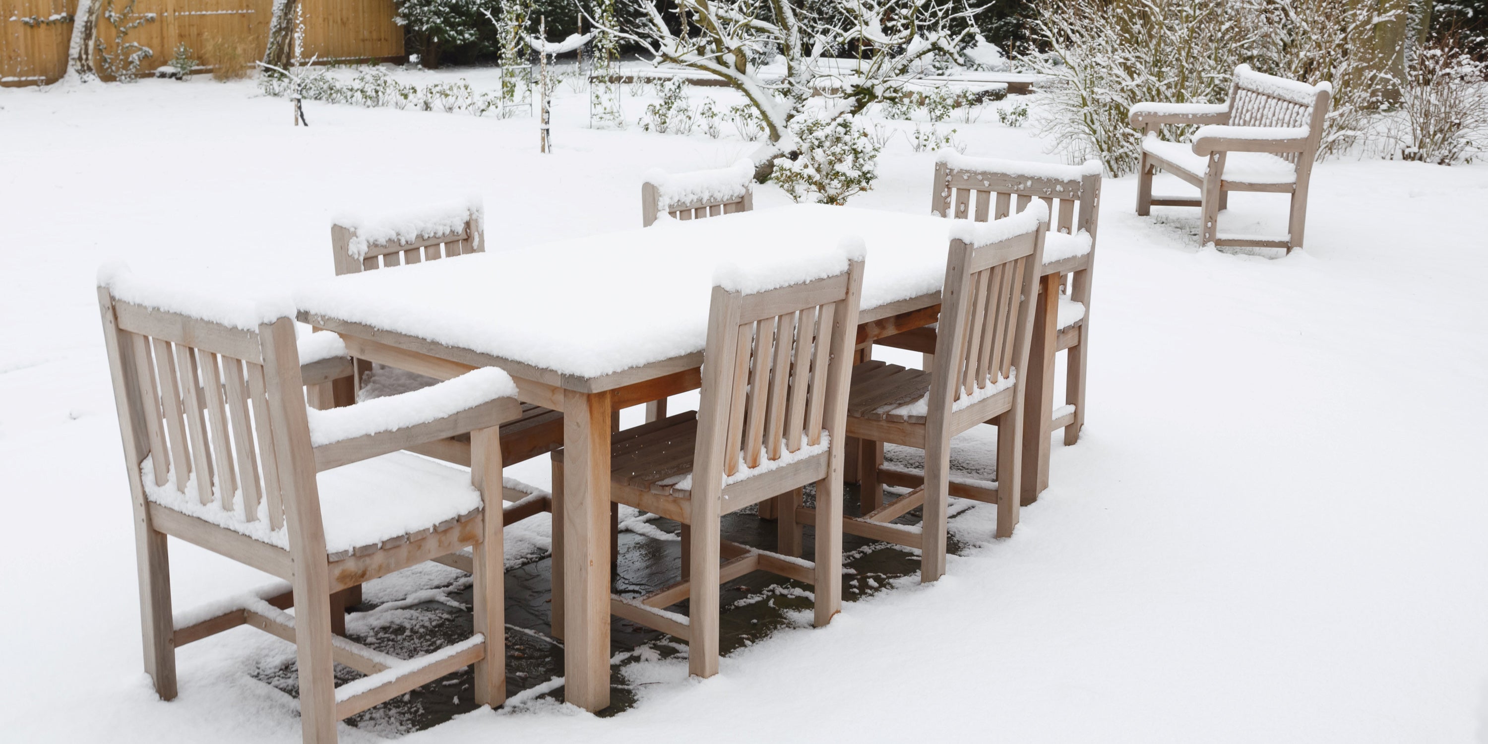 Guide Beneffito pour l'hivernage : Protégez votre mobilier de jardin et votre barbecue contre les rigueurs de l'hiver